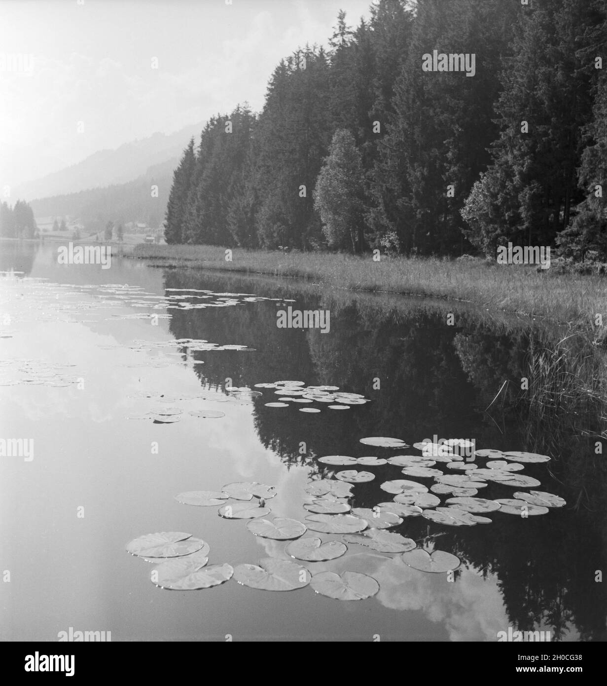 Ein Ausflug zum Schwarzsee bei Kitzbühel in Tirolo, Deutsches Reich 1930er Jahre. Una gita al lago Schwarzsee vicino a Kitzbühel in Tirolo, Germania 1930s. Foto Stock