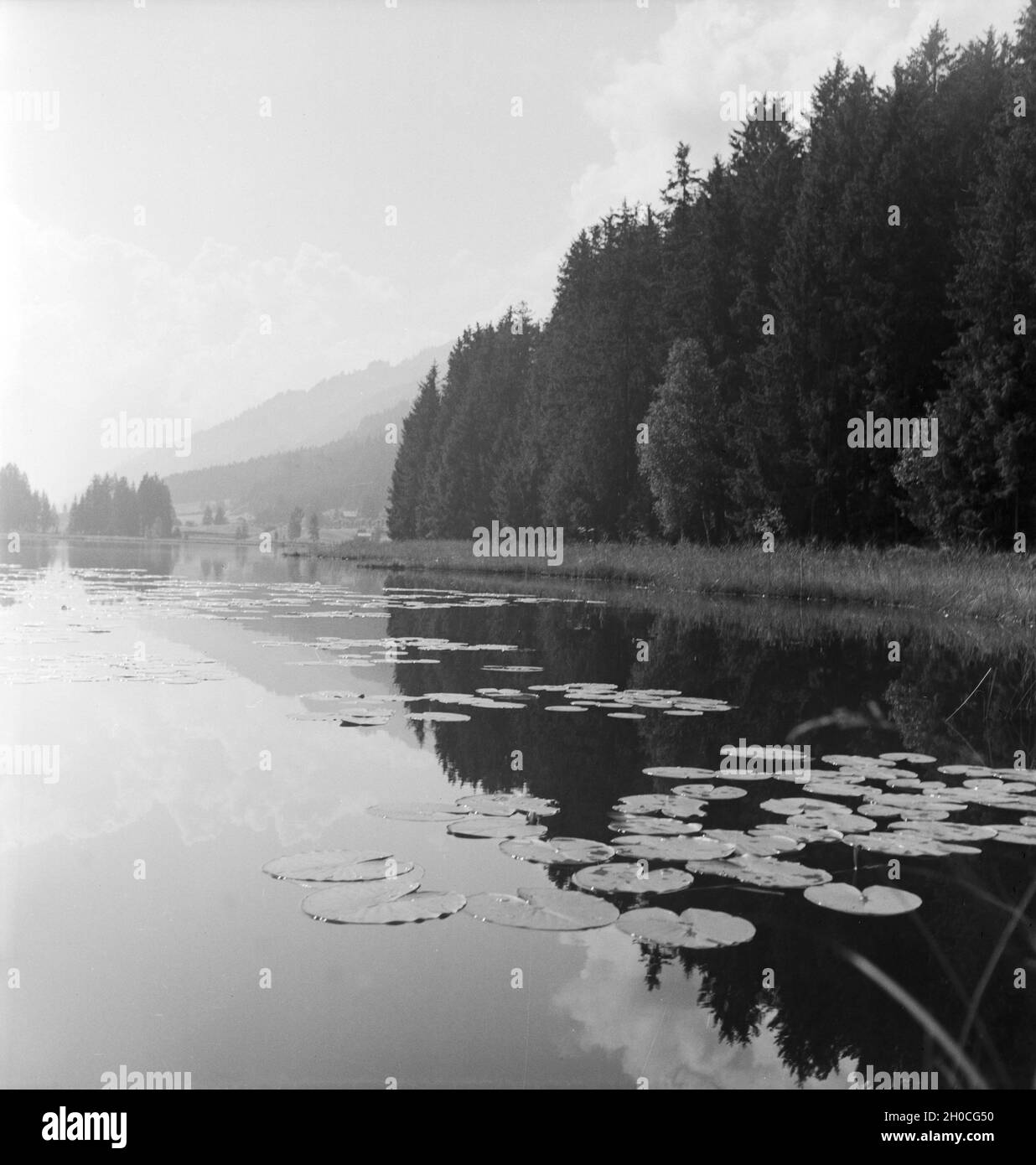 Ein Ausflug zum Schwarzsee bei Kitzbühel in Tirolo, Deutsches Reich 1930er Jahre. Una gita al lago Schwarzsee vicino a Kitzbühel in Tirolo, Germania 1930s. Foto Stock