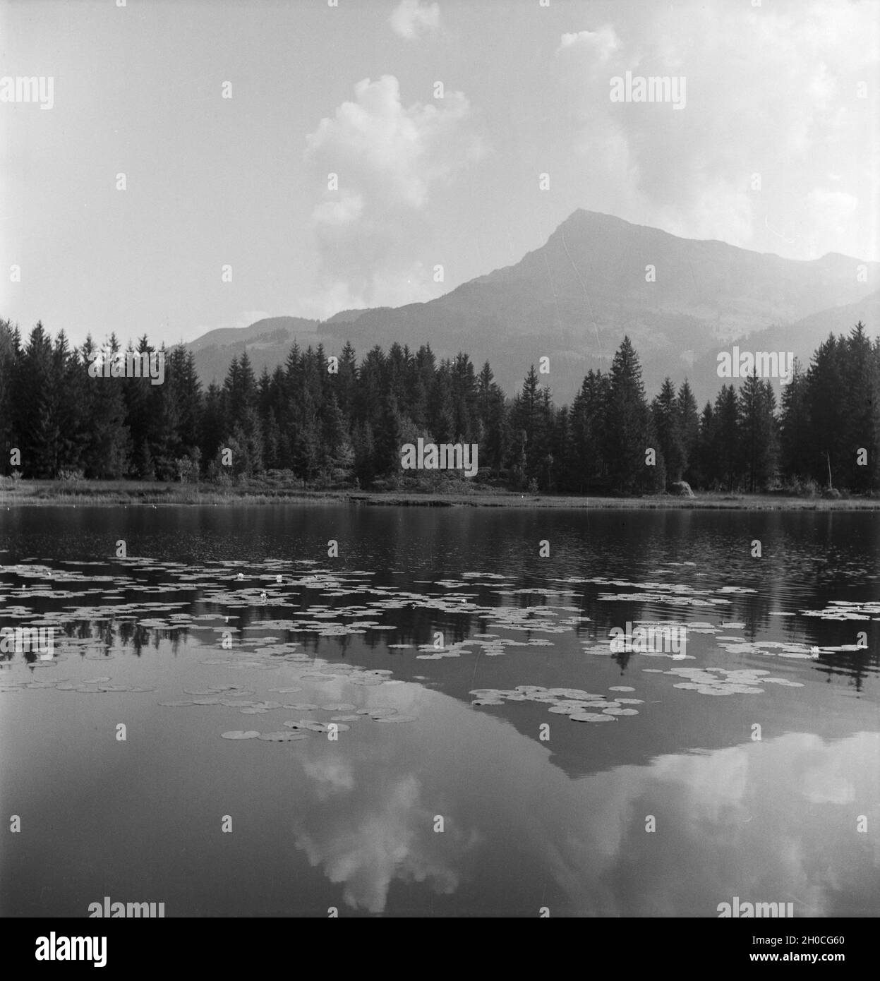 Ein Ausflug zum Schwarzsee bei Kitzbühel in Tirolo, Deutsches Reich 1930er Jahre. Una gita al lago Schwarzsee vicino a Kitzbühel in Tirolo, Germania 1930s. Foto Stock