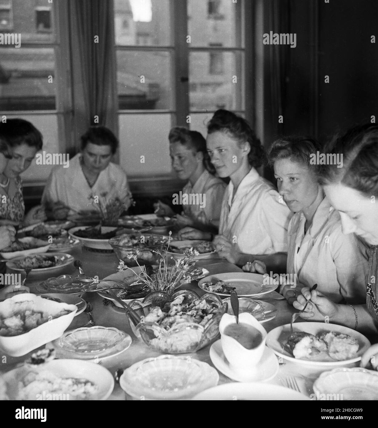 Frauen üben sich in der Hauswirtschaft in einer der BDM Arbeitsgemeinschaften 'Kochen', Deutschland 1930 Jahre. Donne che esercitano e praticano l'economia nazionale in uno dei laboratori BDM 'Kochen' ('Cooking'); Germania anni trenta. Foto Stock