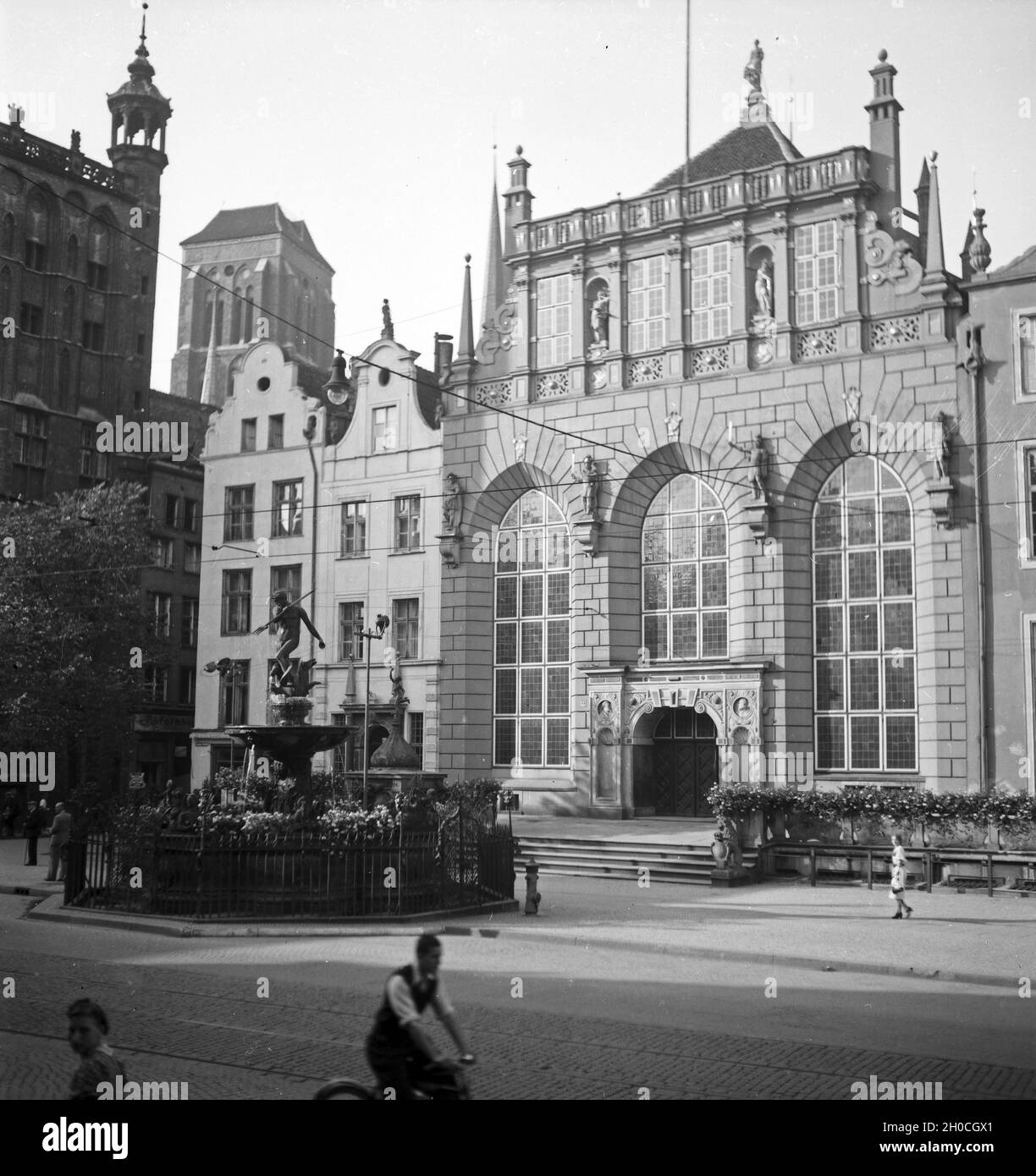 Impression aus der Freien Stadt Danzig, hier Blick auf den Artushof, Deutschland 1930 Jahre. Impressione dalla città di Danzica, qui una vista alla corte di Artushof, Germania anni trenta. Foto Stock
