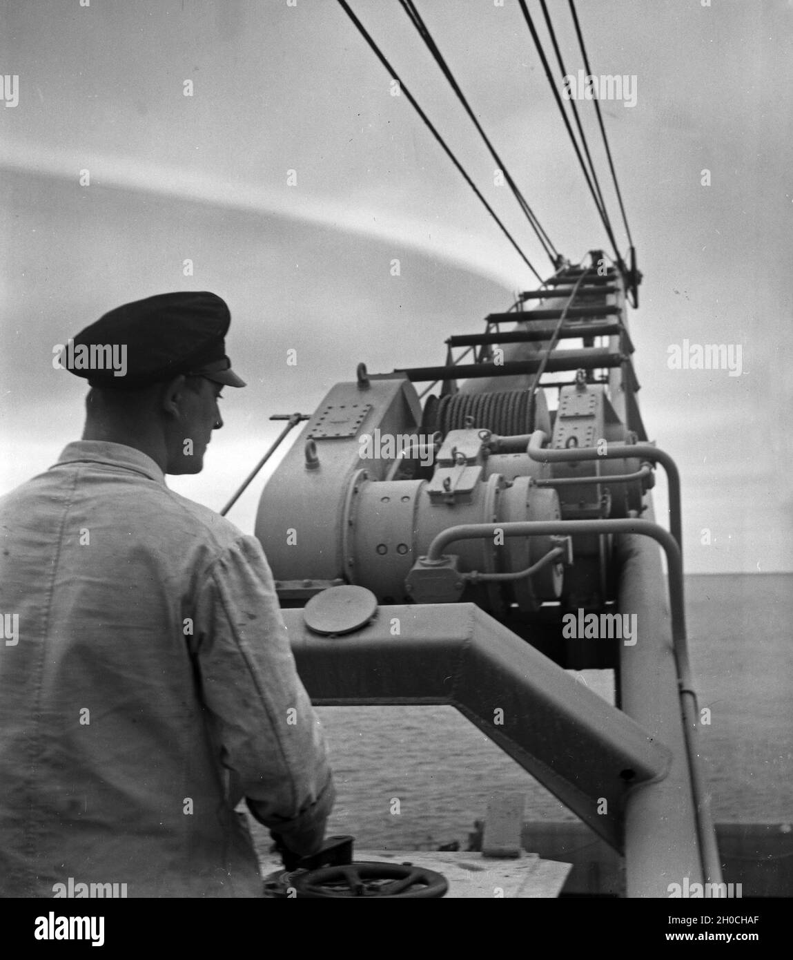 Besatzung an Bord des Flugsicherungsschiffs 'Bernhard von Tschirschky' der deutschen Luftwaffe, Deutschland 1930 Jahre. Equipaggio di nave di controllo di volo 'Bernhard von Tschirschky' dell'aeronautica tedesca Wehrmacht, Germania anni trenta. Foto Stock