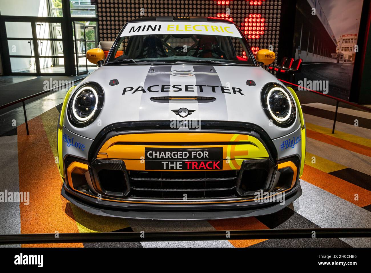 MINI Electric Pacesetter safety car per il Campionato del mondo di Formula e ABB FIA presentato alla fiera IAA Mobility 2021 a Monaco di Baviera, Germania - se Foto Stock