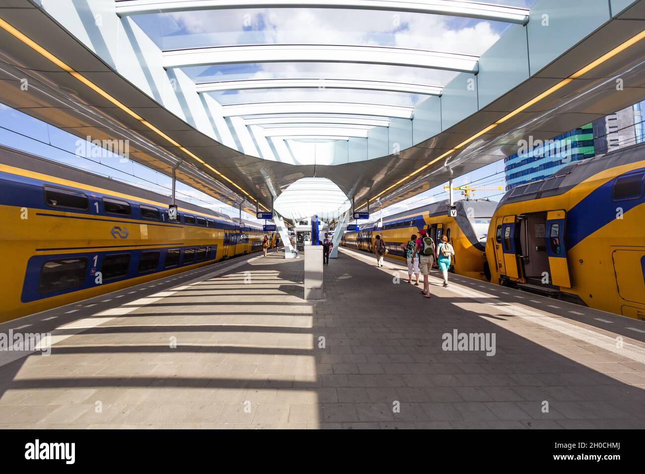 Nederlandse Spoorwegen (NS) treni Intercity in attesa presso la piattaforma della stazione centrale di Arnhem, Paesi Bassi - 19 luglio 2013 Foto Stock