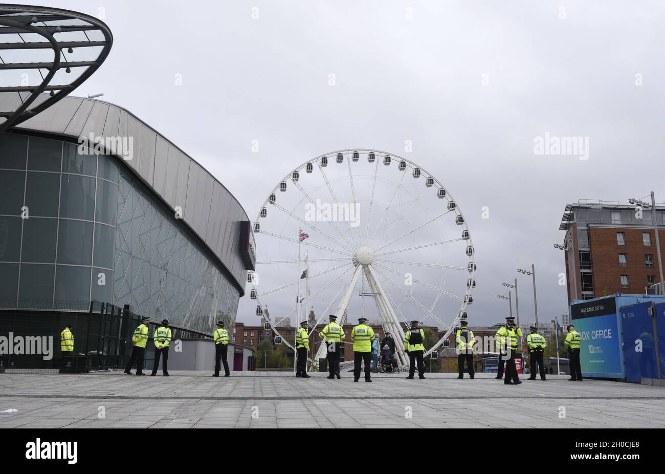 La linea di polizia fuori dalla AOC Europe 21 Digital Arms Fair (precedentemente Electronic Warfare Europe) si è tenuta presso l'ACC di Liverpool, di proprietà del consiglio Foto Stock
