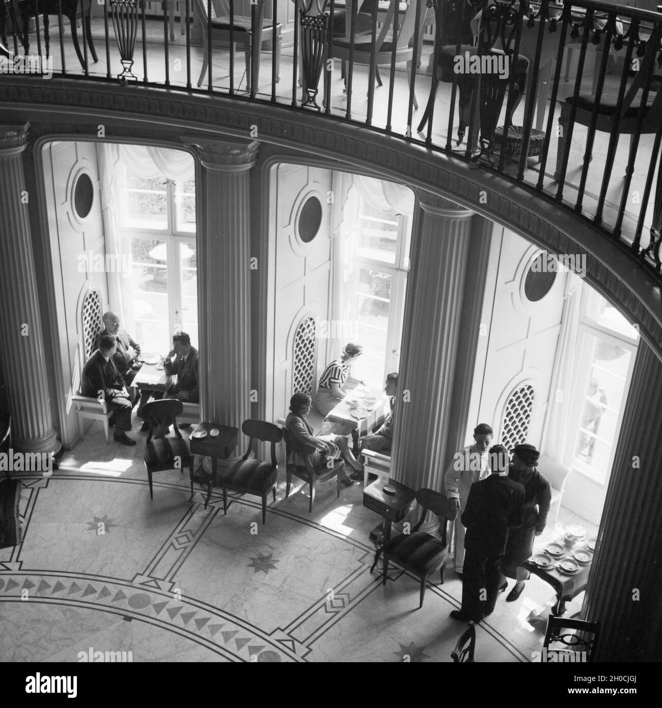 Kurgäste in der Lobby vom Kurhaus Bühlerhöhe im Schwarzwald, Deutschland 1930er Jahre. Spa gli ospiti nella lobby del resort con spa Buehlerhoehe presso la regione della Foresta Nera, Germania 1930s. Foto Stock