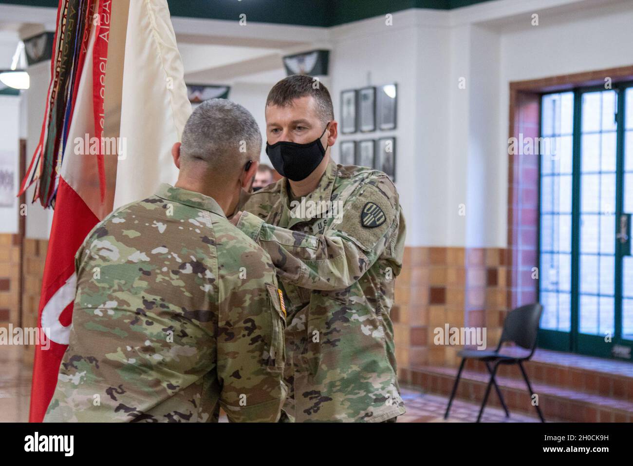 Comando dell'esercito degli Stati Uniti Sgt. Il Major Curtis Moss, consigliere arruolato senior assegnato al Battaglione delle truppe speciali 369a, passa la guidon al Lt. Col. Todd M. Balog, comandante uscente del Battaglione delle truppe speciali 369a, Brigata sostenitore, 53o comando della truppa, durante una cerimonia di cambio di comando ad Harlem Regiment Armory, N.Y. il 23 gennaio, 2021. I soldati dell'esercito degli Stati Uniti del Battaglione delle truppe speciali 369th, la Guardia Nazionale dell'esercito di New York, forniscono una gamma variegata di expertise pratiche e accademiche. Foto Stock