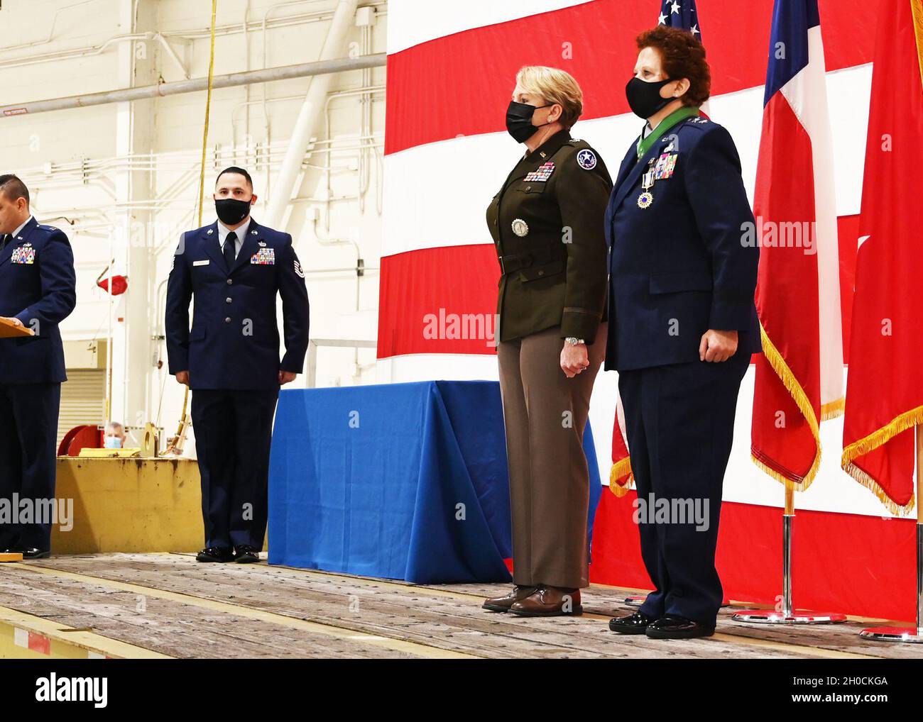 L’Adjutant General for the state of Texas, il Major. Gen. Tracy Norris, e il Vice Adjutant General - Air, Gen. Dawn Ferrell, sono pronti per l’ordine di pensionamento di Ferrell, che si legge il 23 gennaio 2021, presso la base della base della Riserva Navale Joint Reserve di Fort Worth, Texas. La carriera di Ferrell ha percorso oltre 37 anni con la Guardia Nazionale aerea del Texas. (Texas Air Foto Stock