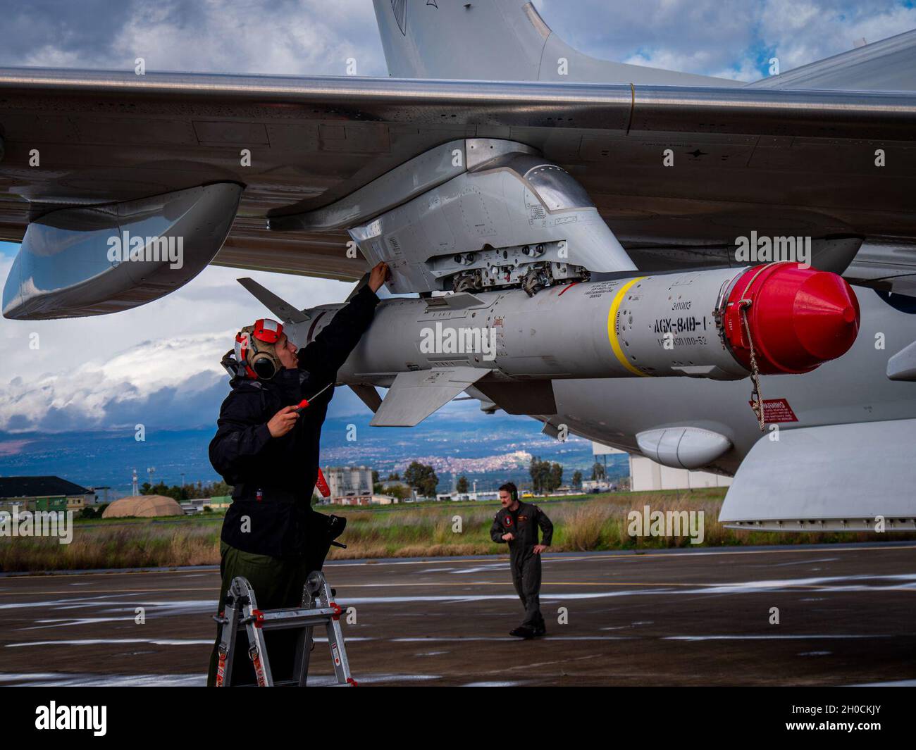 210123-N-VH871-1021 STAZIONE AERONAVALE DI SIGONELLA, ITALIA (GEN. 23, 2021) Aviation Ordnanceman terza classe Adam Vasquez, assegnato ai 'Cavalieri grigi' di Patrol Squadron (VP) 46, installa la pinna di un missile AGM-84D ‘Harpoon’ a bordo di un velivolo marittimo P-8A Poseidon, 23 gennaio 2021. Il VP-46 è attualmente destinato all'area operativa della Sesta flotta degli Stati Uniti ed è assegnato al comandante, Task Force 67, responsabile del controllo tattico delle pattuglie marittime dispiegate e degli squadroni di ricognizione in tutta Europa e Africa. La Sesta flotta degli Stati Uniti, con sede a Napoli, Italia, conduce una piena s Foto Stock