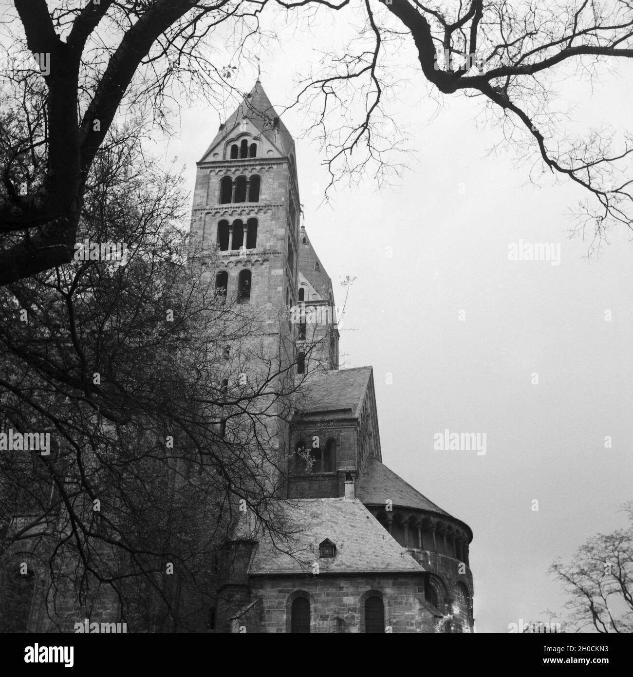 Der Chor mit den Doppeltürmen Am Hohen Dom zu Speyer, Deutschland 1930er Jahre. Coro con le torri gemelle della Cattedrale di Speyer, Germania 1930s. Foto Stock