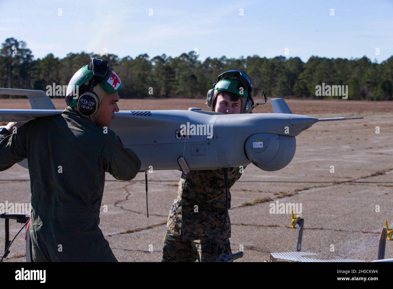 Lance Corporals Luis MartinezCampos e Zachery D. Larock caricare un RQ-21A Blackjack unmanned aereo veicolo su un lanciatore pressurizzato prima di un volo di addestramento durante l'esercizio Black Shadow a Fort Stewart, Georgia, 23 gennaio 2021. Marines with Unmanned Aerial Vehicle Squadron 2 (VMU-2) addestrato con i soldati con la brigata dell'aviazione di combattimento, 3a Divisione di fanteria in un ambiente sconosciuto al fine di aumentare la competenza in abilità mission critiche come ricognizione aerea, scorta convoglio, e il supporto di un'aria stretta. VMU-2 è un'unità subordinata della 2a Ala di aeromobili marini, che io Foto Stock