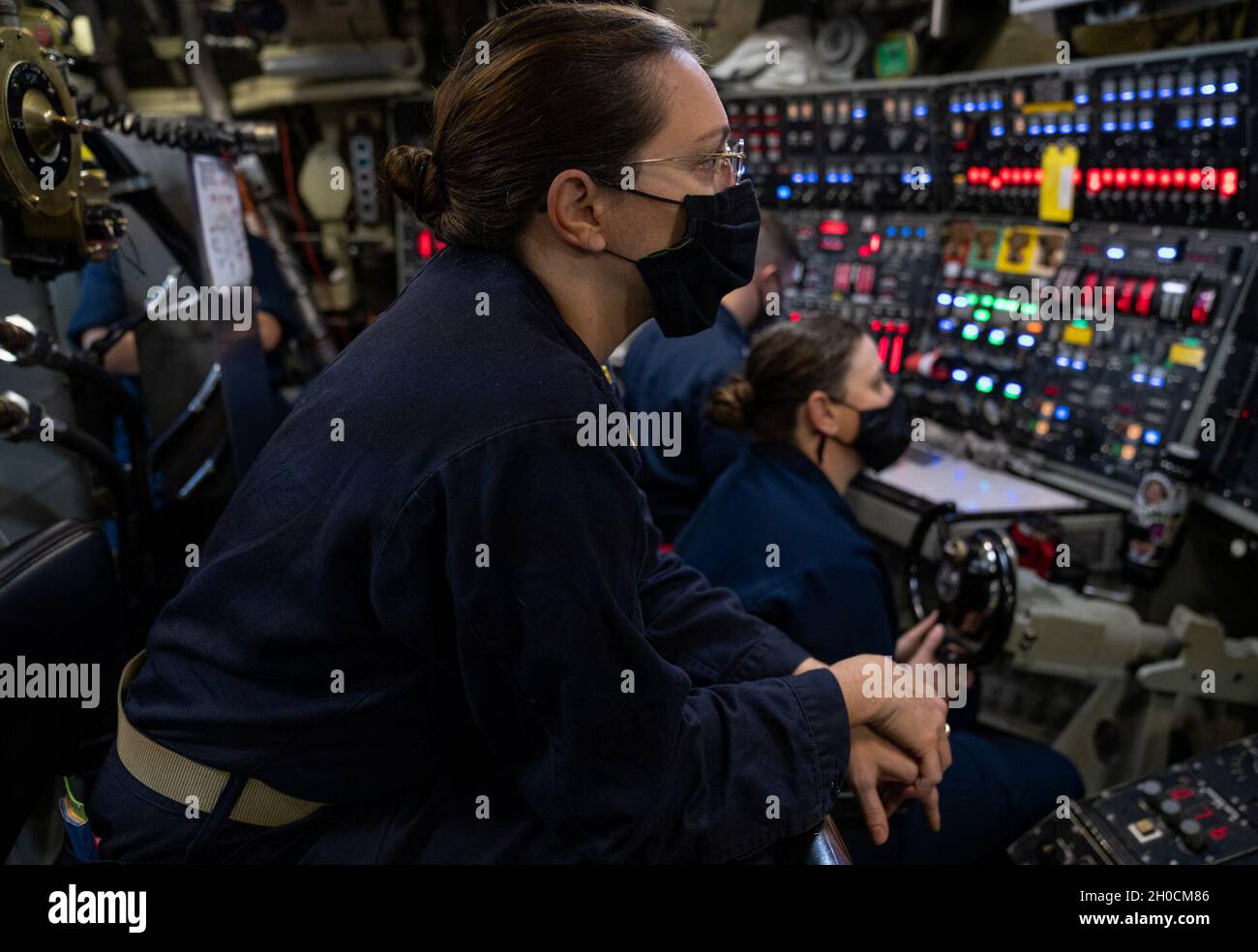 OCEANO PACIFICO (Gen. 23, 2021) Chief Information Systems Technician (Submarine) Jessica Cooper, assegnato all'equipaggio d'oro del sottomarino missilistico guidato di classe Ohio USS Ohio (SSGN 726), si alza in piedi immersione dell'orologio in controllo. L'Ohio sta conducendo la sorveglianza, la formazione ed altre missioni critiche nell'area di funzionamento della 7a flotta degli Stati Uniti. Foto Stock