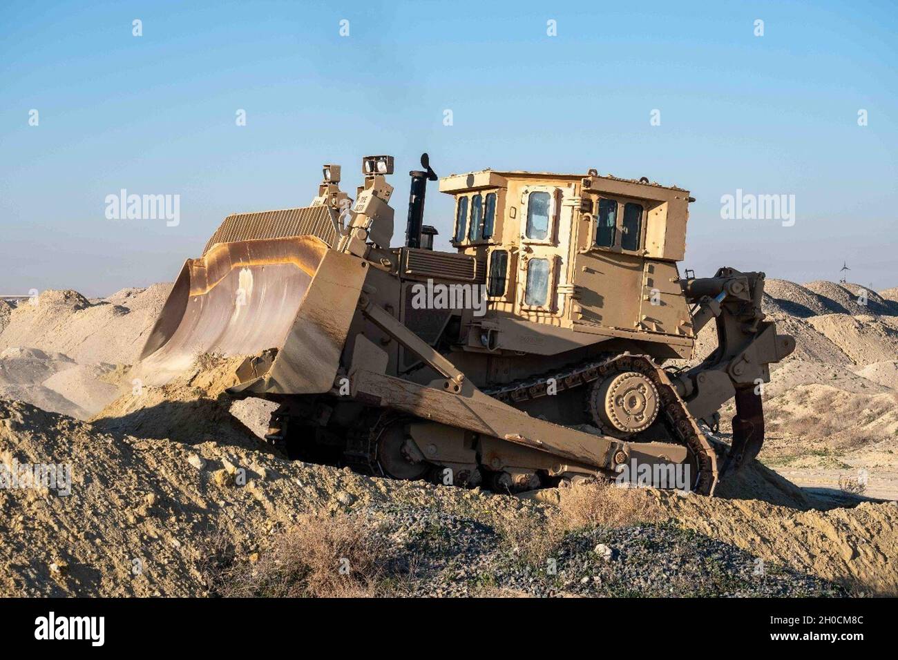 Comandante Generale della Task Force Spartan, maggiore Generale Patrick Hamilton e Capo di Stato maggiore, il colonnello Michael Hunt gestisce il massiccio D9 Dozer dell'ingegnere teatrale Brigade. Foto Stock