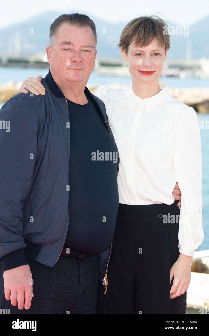 Peter Kurth e Katharina Marie Schubert partecipano alla fotocall allegatoria durante la quarta edizione del Festival Internazionale della Serie di Cannes (Canneseries) a Cannes, il 12 ottobre 2021, Francia. Foto di David Niviere/ABACAPRESS.COM Foto Stock