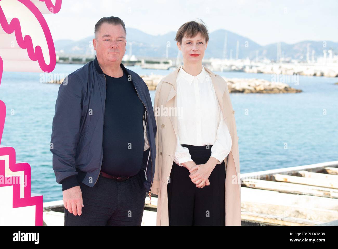Peter Kurth e Katharina Marie Schubert partecipano alla fotocall allegatoria durante la quarta edizione del Festival Internazionale della Serie di Cannes (Canneseries) a Cannes, il 12 ottobre 2021, Francia. Foto di David Niviere/ABACAPRESS.COM Foto Stock