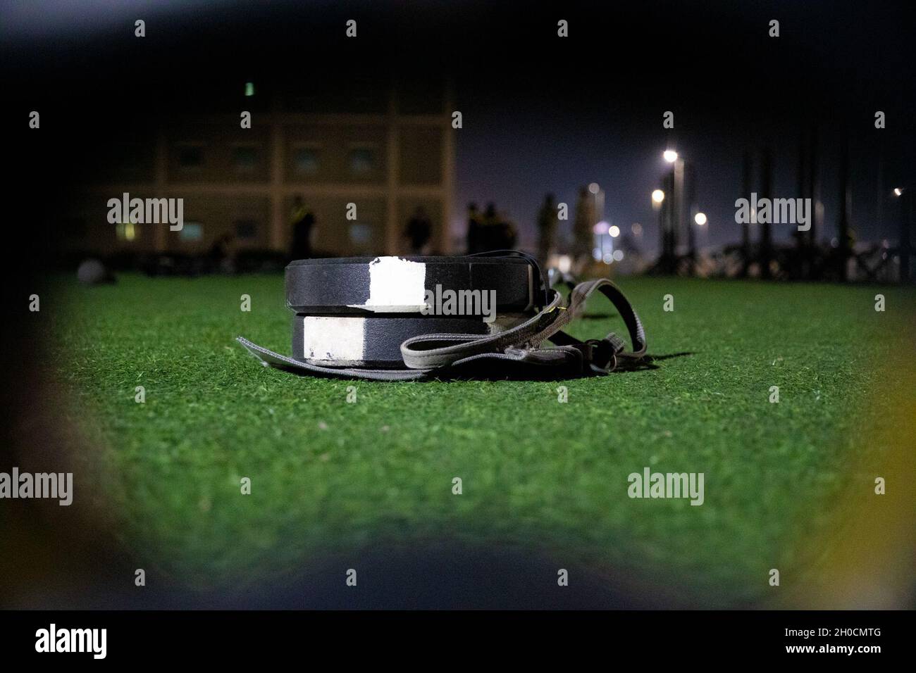 Una slitta da 90lb attende l'uso come soldati da US Army Central Forward, con sede a Camp Arifjan, Kuwait, condurre un test di idoneità di combattimento dell'esercito, 25 gennaio 2021. L'ACFT è l'imminente misura di Soldier fitness dell'esercito, e i suoi eventi testano la forza e la resistenza del soldato, il tutto lavorando per replicare i movimenti che potrebbero essere utilizzati in uno scenario di combattimento. Foto Stock