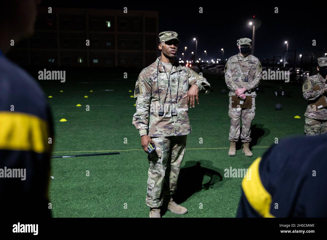 Personale dell'esercito Sgt. Calvin Caines, dalla US Army Central Forward, con sede a Camp Arifjan, Kuwait, dà istruzioni ai partecipanti che prendono un test di idoneità di combattimento dell'esercito, il 25 gennaio 2021. L'ACFT è l'imminente misura di Soldier fitness dell'esercito, e i suoi eventi testano la forza e la resistenza del soldato, il tutto lavorando per replicare i movimenti che potrebbero essere utilizzati in uno scenario di combattimento. Foto Stock