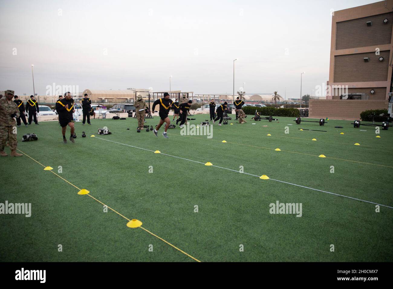 I soldati dell'Esercito Centrale degli Stati Uniti in avanti, con sede a Camp Arifjan, Kuwait, volarono giù il campo durante un test di idoneità di combattimento dell'esercito, 25 gennaio 2021. L'ACFT è l'imminente misura di Soldier fitness dell'esercito e i suoi eventi testano la forza e la resistenza del soldato, il tutto lavorando per replicare i movimenti che potrebbero essere utilizzati in uno scenario di combattimento. Foto Stock