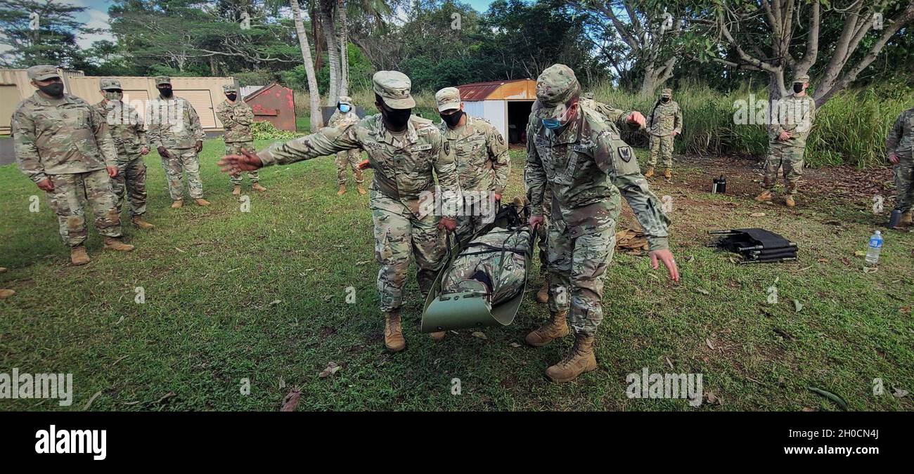 I soldati multicomponenti del 311esimo comando del segnale (Teatro) tentano di trasportare un paziente della lettiera simulata durante l'assemblea di battaglia del comando, 23-24 gennaio 2021 a Schofeld Barracks su Oahu, Hawaii. L'evento è stato condotto per addestrare i soldati sui compiti del Guerriero dell'Esercito. I soldati hanno imparato le procedure di trasporto della figliata e come applicare il pronto soccorso medico alla testa, al petto aperto e alle ferite addominali Foto Stock