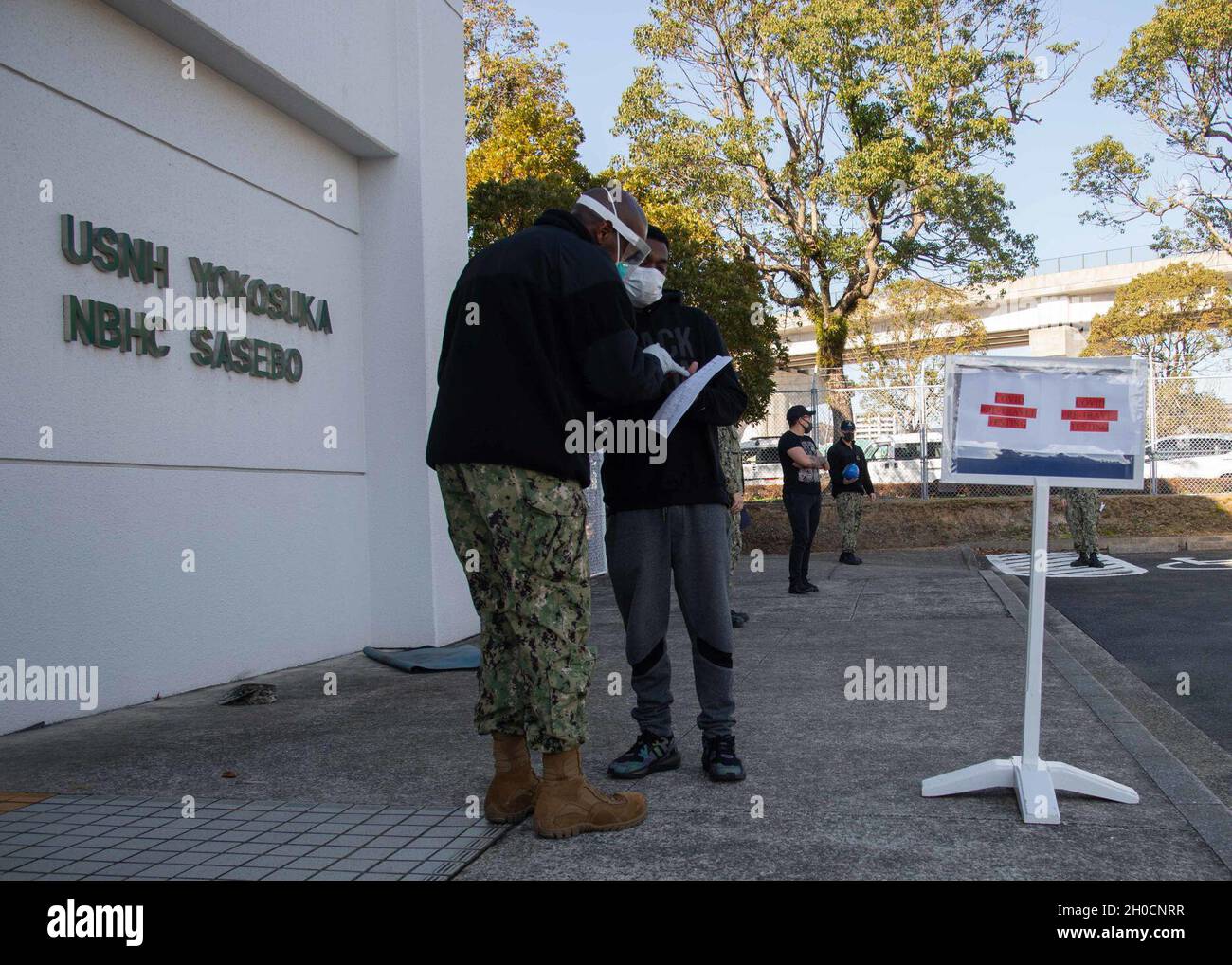 SASEBO, Giappone (Gen. 25, 2021) - Ospedale Corpsman 1a classe Romeo sali, assegnato alla US Naval Hospital Yokosuka Branch Health Clinic (BHC) Sasebo, assiste i pazienti che richiedono pre-viaggio COVID-19 test a bordo Comandante, Fleet Activities Sasebo 25 gennaio 2021. Secondo le istruzioni del Dipartimento della Difesa, BHC Sasebo ha iniziato a fornire test COVID-19 da lunedì a venerdì per il personale che richiede la documentazione di un test negativo COVID-19 entro 72 ore dal viaggio internazionale negli Stati Uniti Foto Stock