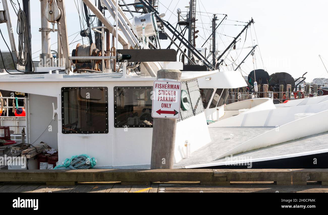 Narragansett, Rhode Island, USA - 27 giugno 2021: Barche da pesca commerciali ormeggiate con un cartello che indica Fisherman Sticker Parcheggio solo. Foto Stock