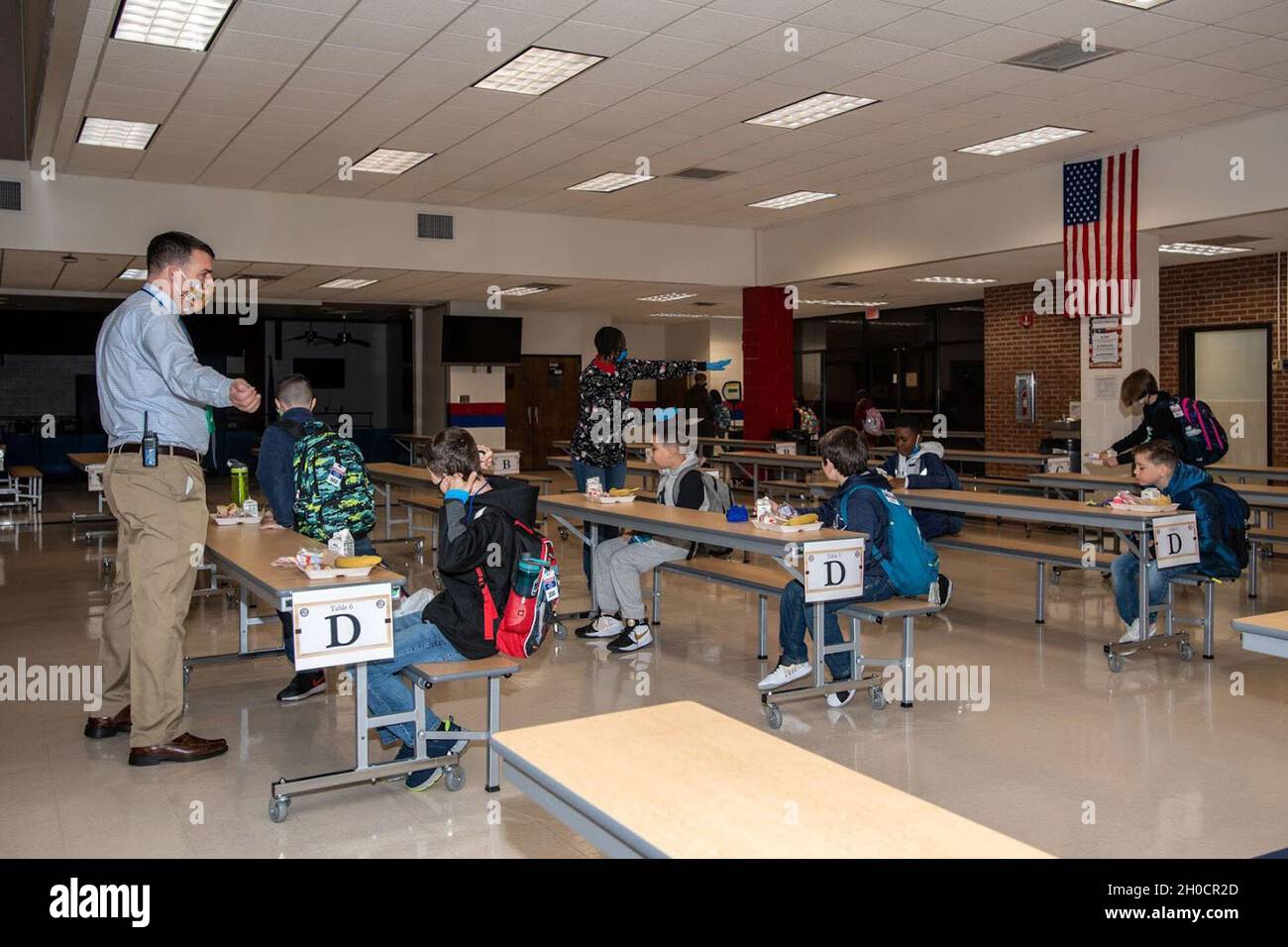 Ryan Smith, preside di C.C. Pinckney Elementary School, parla con gli studenti durante il primo giorno di ritorno dal marzo 2020. Foto Stock