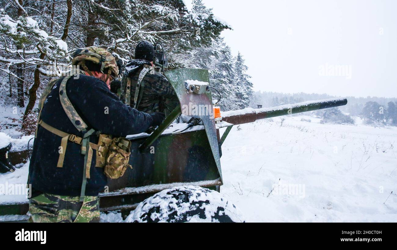 I soldati dell'esercito degli Stati Uniti assegnati al reggimento di fanteria del 1-4 detengono una posizione di combattimento durante l'operazione Skolkan Spirit presso il Joint Multinational Readiness Center Hohenfels, Germania, 26 gennaio 2021. Skolkan Spirit è un esercizio di convalida creato dalla leadership di 1-4 per mantenere la letalità al posto dell'esercizio di formazione Allied Spirit. Foto Stock
