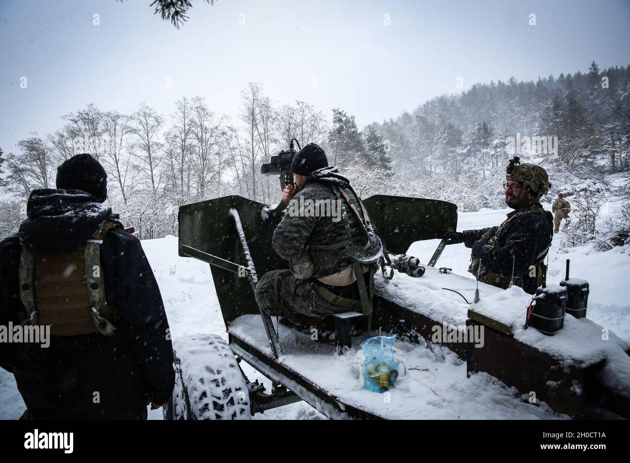 I soldati dell'esercito degli Stati Uniti assegnati al reggimento di fanteria del 1-4 detengono una posizione di combattimento durante l'operazione Skolkan Spirit presso il Joint Multinational Readiness Center Hohenfels, Germania, 26 gennaio 2021. Skolkan Spirit è un esercizio di convalida creato dalla leadership di 1-4 per mantenere la letalità al posto dell'esercizio di formazione Allied Spirit. Foto Stock