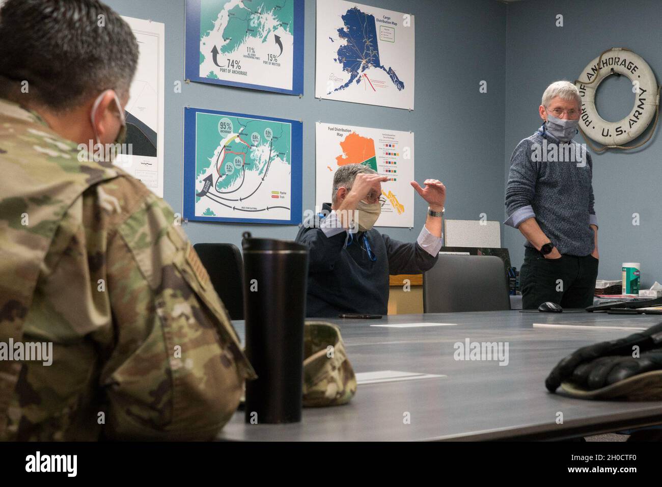 Steve Ribuffo, direttore del porto in carica del Porto di Alaska descrive come l'ingegneria del porto compensa le maree fluttuanti quattro volte al giorno, al Colon. Dell'aeronautica degli Stati Uniti Eduardo Quero, comandante del 673d Logistics Readiness Group, al Porto di Alaska, 26 gennaio 2021. Foto Stock