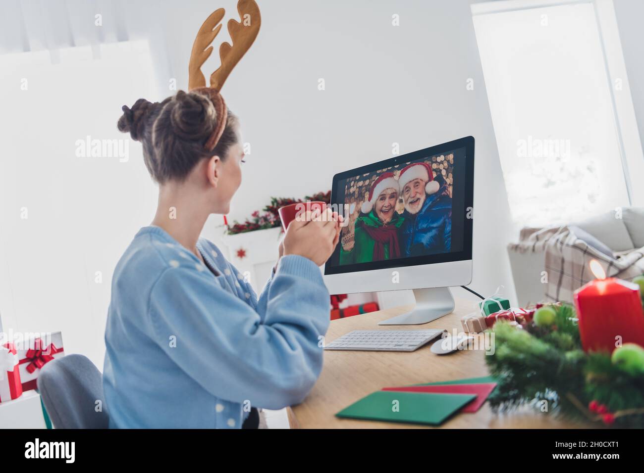 Profilo lato view ritratto di attraente cheery ragazza chiamata parenti dicendo saluti festal giorno vigilia tradizione a casa appartamento al chiuso Foto Stock