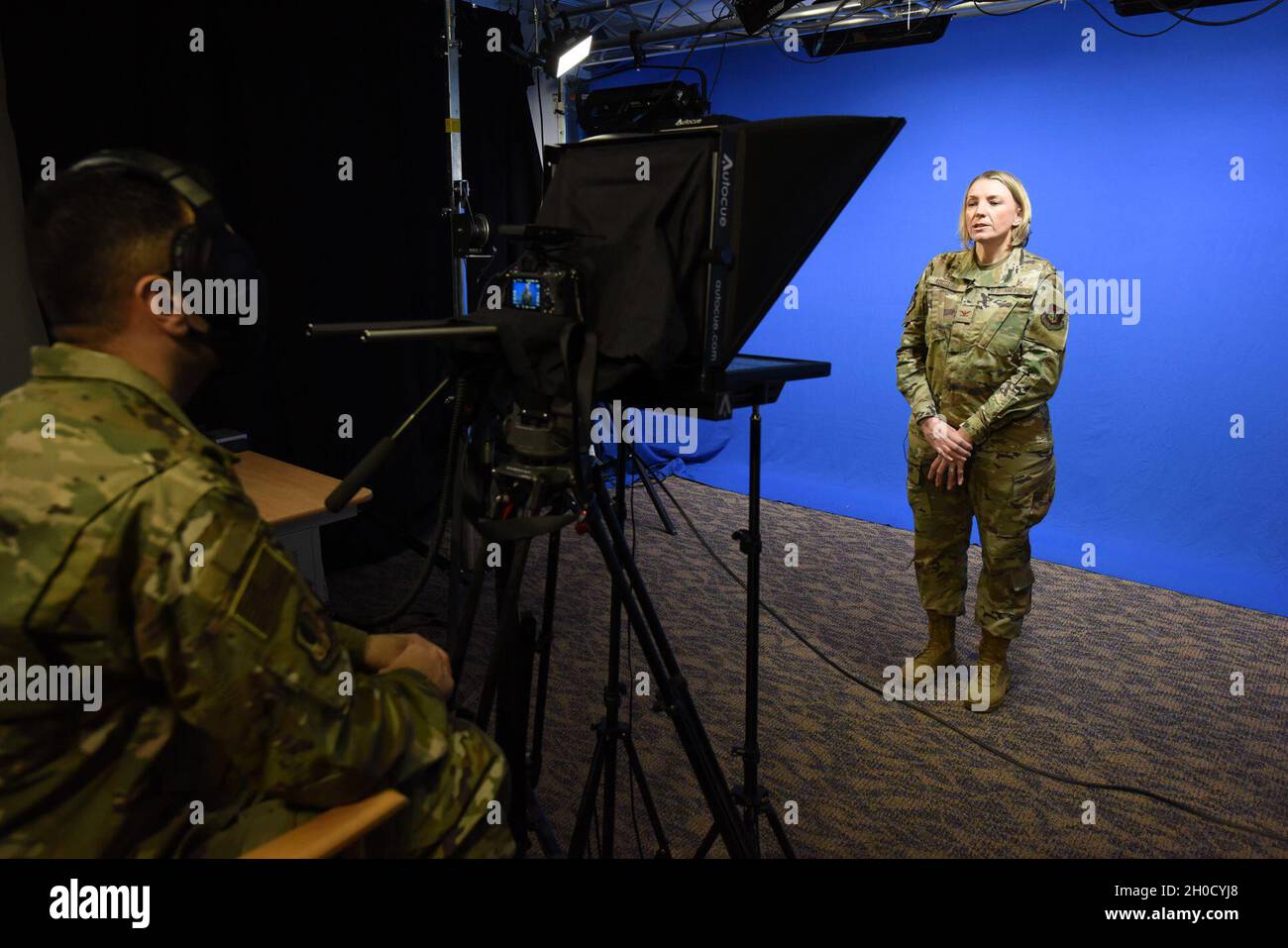 Kirsten Aguilar, Joint base Elmendorf-Richardson e 673d Air base Wing Commander, registra un annuncio di servizio pubblico nello studio 673d ABW Public Affairs di JBER, Alaska, 27 gennaio 2021. La registrazione ha evidenziato il messaggio dei comandanti che ha annullato l'emergenza di salute pubblica originariamente dichiarato il 9 novembre 2020, a causa della costante riduzione nella trasmissione comunitaria di COVID-19 e mantenuto capacità medica e sufficiente capacità di test, così come annunciando JBER che entra nella condizione di protezione della salute BRAVO 29 gennaio 2021. Foto Stock