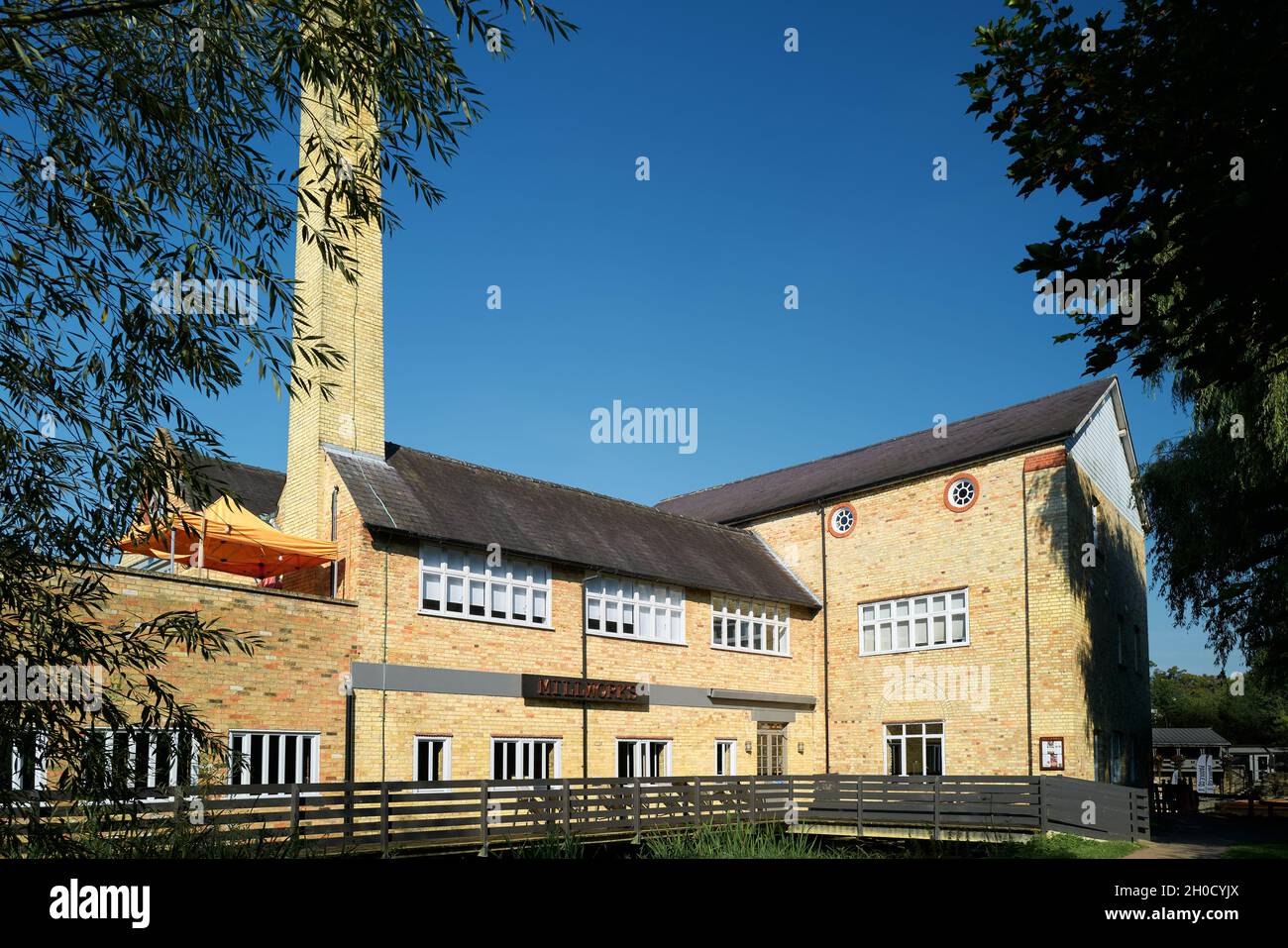 L'ex mulino, ora il ristorante Millworks, presso il fiume Cam, Cambridge, Inghilterra, in una giornata estiva soleggiata. Foto Stock