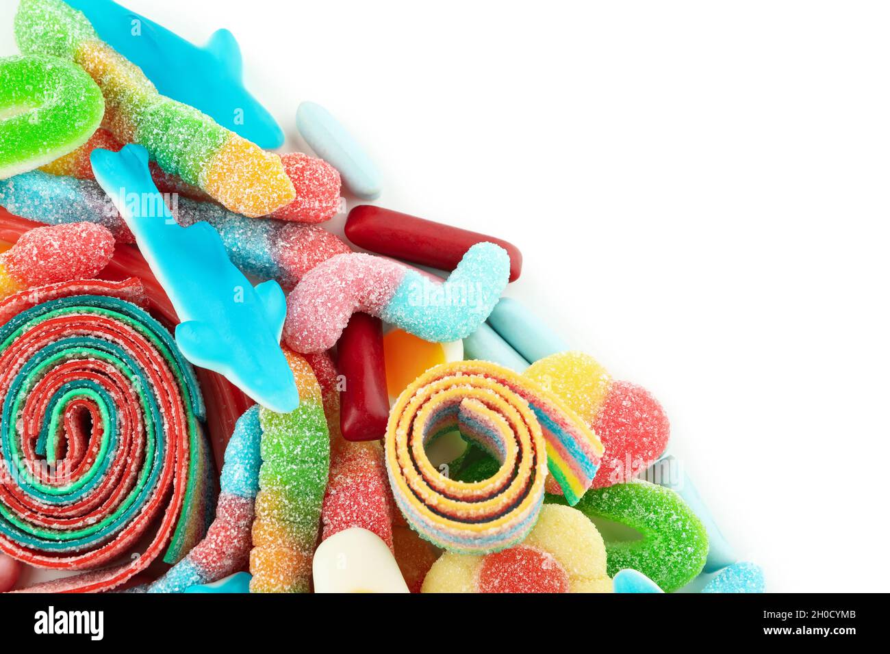 Caramelle gommose colorate isolate su bianco con spazio per il testo, un concetto dolce per il design Foto Stock