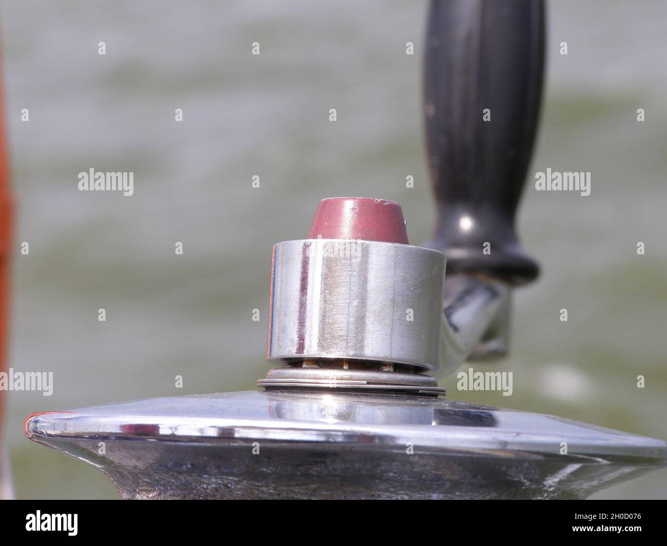 primo piano di un verricello su una barca a vela, con il mare sullo sfondo Foto Stock