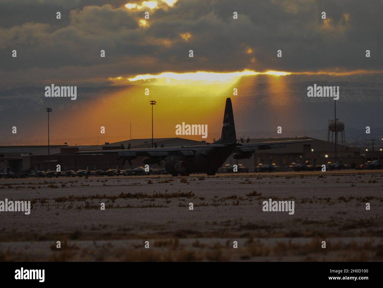 Un C-130 con la 152a Ala Airlift atterra alla base dell'aeronautica di Nellis che riporta i soldati dal 1st Squadron 221st Cavalry, 26 gennaio 2021 a Las Vegas, Nevada. Oltre 200 soldati della Guardia del Nevada dispiegati a Washington, D.C. per assistere l'applicazione della legge federale per l'inaugurazione presidenziale del 20 gennaio. Foto Stock