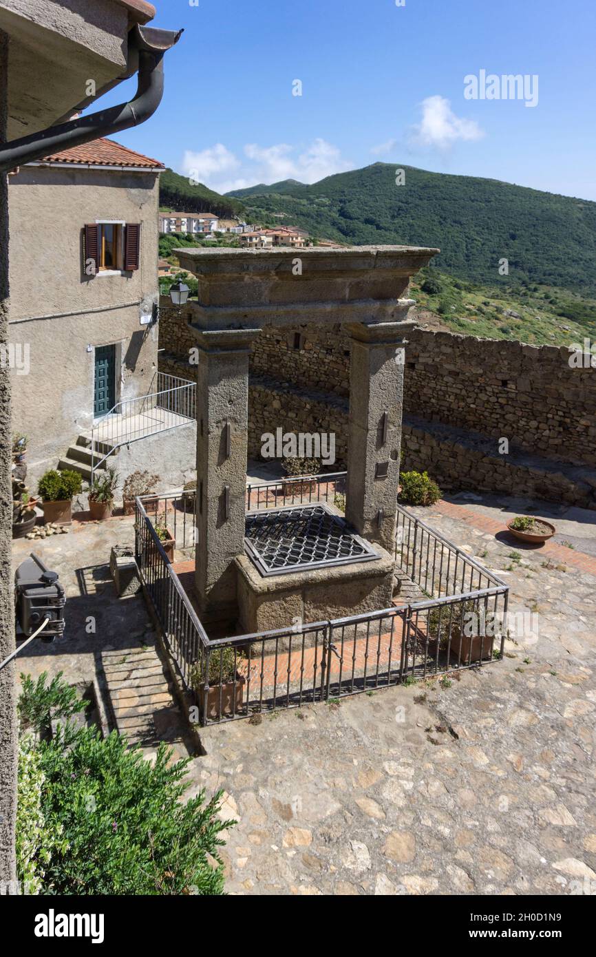 Arcipelago Toscano, Giglio Castello, pozzo con colonne quadrate e entablature in Granite, Isola del Giglio, Toscana, Italia, Europa Foto Stock
