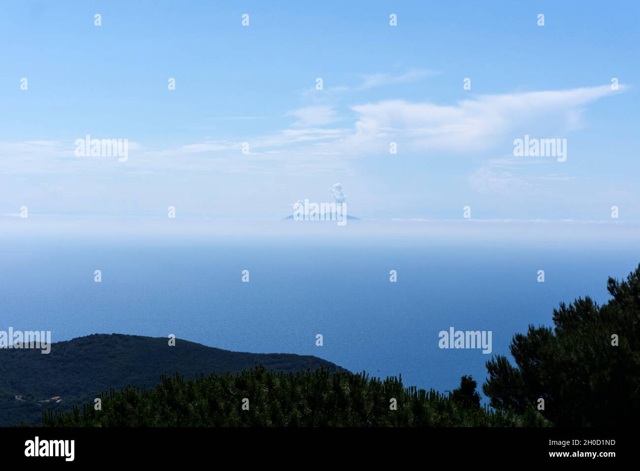 Mare dal Giglio Castello con l'isola di Giannutri sullo sfondo, Arcipelago Toscano,Isola del Giglio, Toscana, Italia, Europa Foto Stock