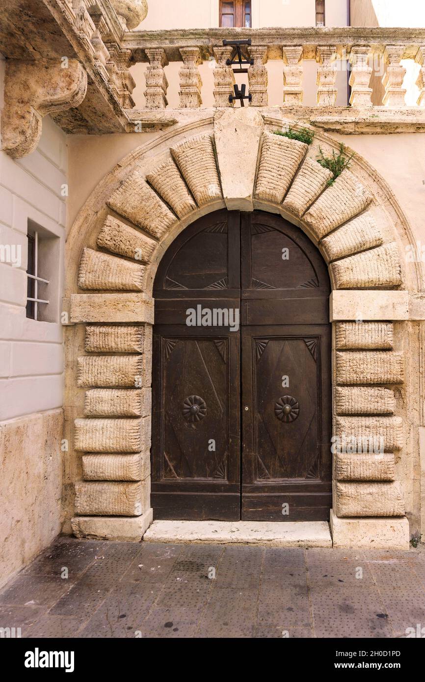 Antico portale in legno tradizionale, centro storico, Pitigliano, Toscana, Italia, Europa Foto Stock