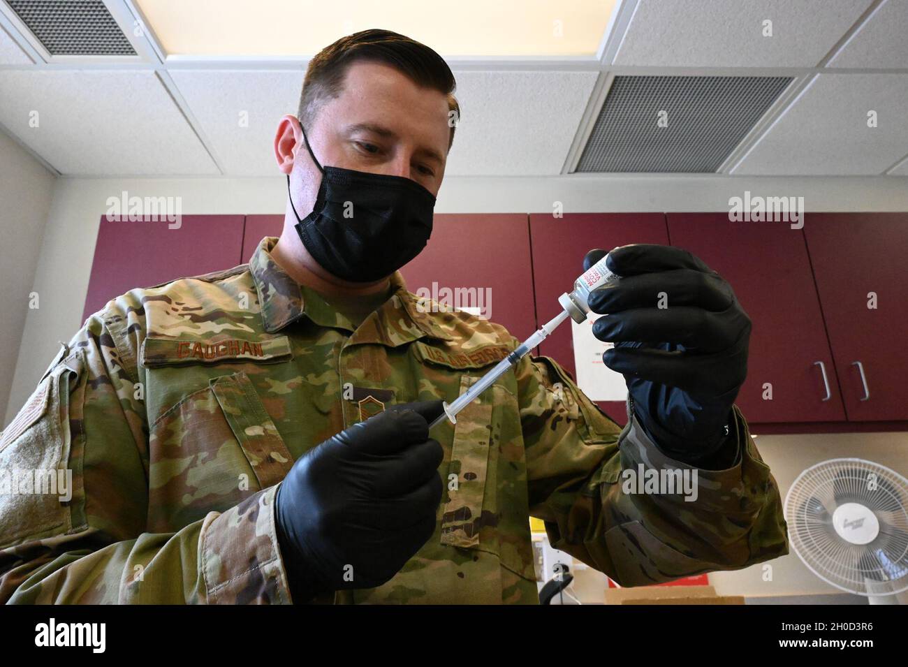 Master Sgt. Roman Gaughan, il 119esimo funzionario non commissionato del Gruppo medico responsabile delle immunizzazioni, somministra il vaccino moderna COVID-19 ai membri della 119esima ala, presso la base della Guardia Nazionale aerea del North Dakota, Fargo, N.D., 28 gennaio 2021. La vaccinazione è la prima di due, con la seconda dose somministrata non prima di 28 giorni dopo la prima. I membri dell'unità ricevono la vaccinazione su base volontaria secondo un ordine di priorità stabilito dal Dipartimento della Difesa. Foto Stock