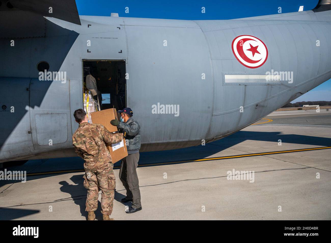 Personale Sgt. Deric Sexton, 436th Aerial Port Squadron Load Planner, consegna carichi militari stranieri di vendita ad un aereo tunisino Air Force base di dover Air Force base, Delaware, 28 gennaio 2021. Gli Stati Uniti e la Tunisia hanno intrattenuto forti relazioni diplomatiche per oltre 200 anni, un vincolo speciale sancito per la prima volta quando i due paesi firmarono il Trattato di Pace e amicizia nel 1797. La Tunisia è stata tra i primi a riconoscere gli Stati Uniti in quel periodo. A causa della sua posizione geografica strategica, dover AFB supporta circa 3.5 miliardi di dollari di operazioni FMS all'anno. Foto Stock