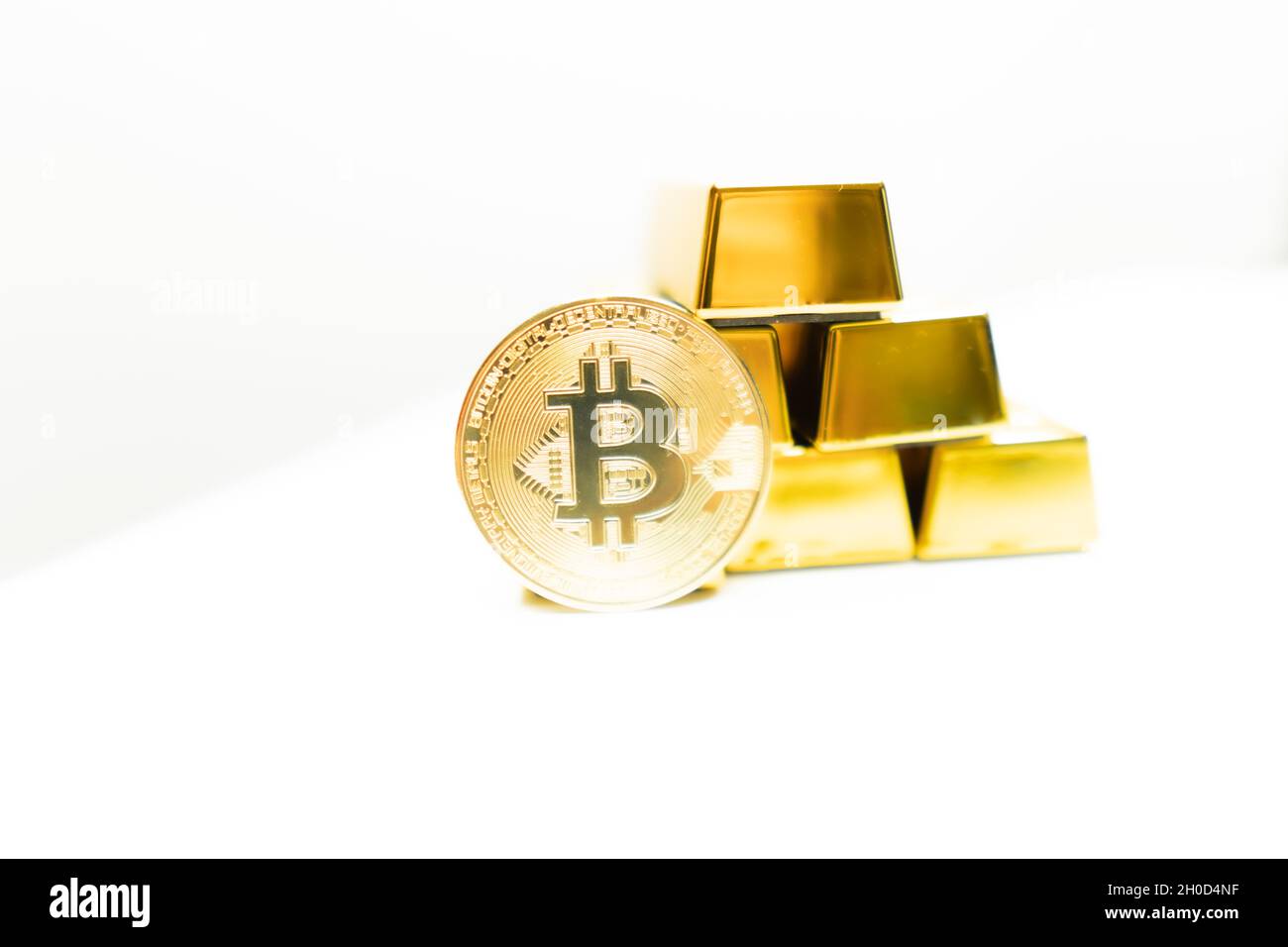 Bitcoin steso su barre d'oro impilate (lingotti d'oro) rese con profondità di campo poco profonda. Bitcoin come desiderabile come concetto d'oro Foto Stock