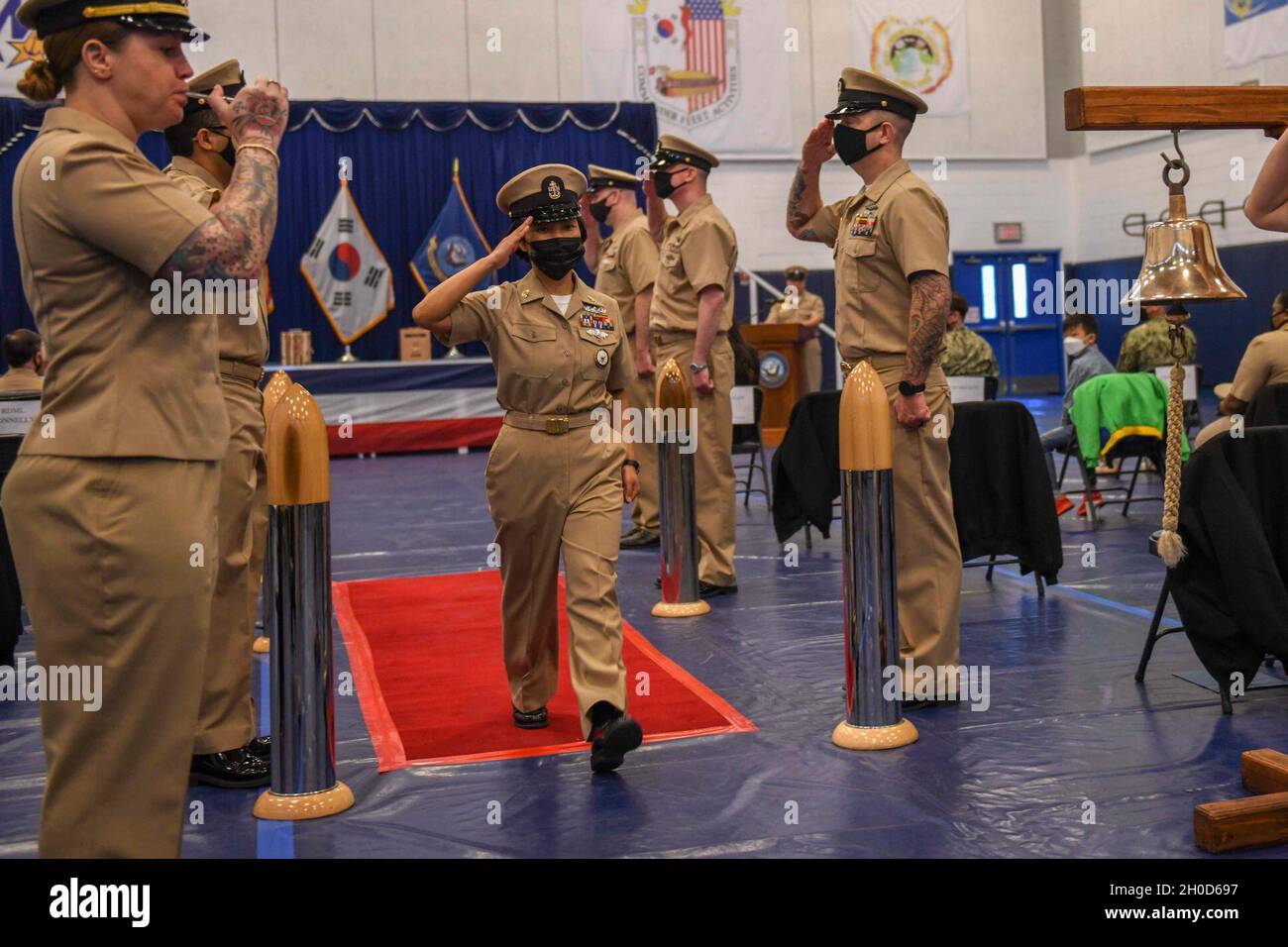 210129-N-ZU710-0158 CHINHAE, Repubblica di Corea (Gen. 29, 2021) il Chief Navy Career Counsellor ATIT Gurung passa attraverso i side-boys durante una cerimonia annuale del Chief Petty Officer della Marina presso Commander, Fleet Activities Chinhae. La cerimonia di assottigliamento del Chief Petty Officer della Marina è una tradizione unica della Marina, che risale al 1893, e significa una nuova posizione di leadership e responsabilità per la Marina. Foto Stock