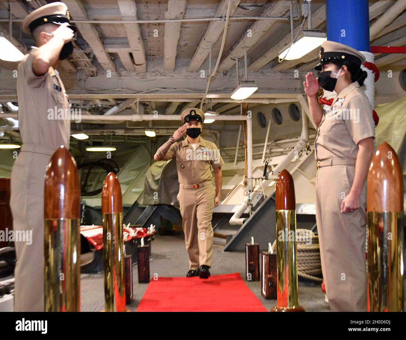 YOKOSUKA, Giappone (Gen. 29, 2021) – i ragazzi laterali rendono onore al Chief Culinary Specialist Allain M. Yamzon durante una cerimonia di tappatura del Chief Petty Officer tenutasi nel precastle della nave ammiraglia USS Blue Ridge (LCC 19) della 7th Fleet degli Stati Uniti. Come la flotta più grande della Marina degli Stati Uniti, 7th Fleet impiega 50-70 navi e sottomarini attraverso il Pacifico occidentale e gli oceani indiani. La settima flotta statunitense opera e interagisce regolarmente con 35 nazioni marittime, mentre conduce missioni per preservare e proteggere una regione indopacifica libera e aperta Foto Stock