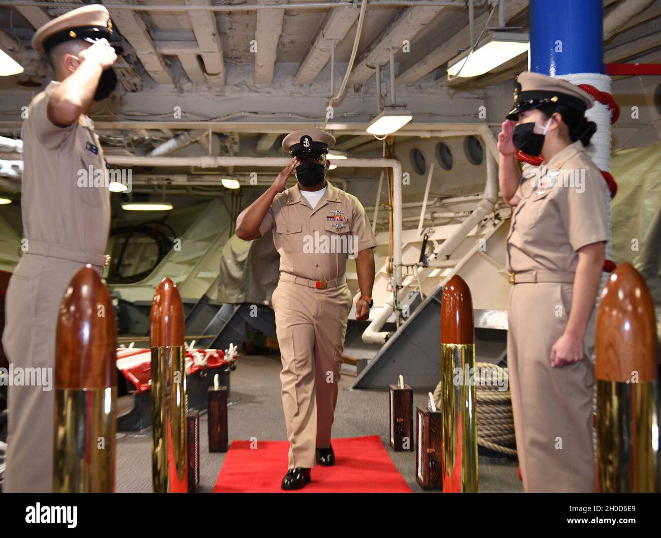 YOKOSUKA, Giappone (Gen. 29, 2021) – i ragazzi laterali rendono onore al Chief Hospital Corpsman Jarred L. Mumphrey durante una cerimonia di pinning ufficiale capo della piccola a bordo della nave ammiraglia USS Blue Ridge della 7th Fleet degli Stati Uniti (LCC 19). Blue Ridge è la più antica nave operativa della Marina e, come nave di comando della 7a flotta, lavora attivamente per promuovere i rapporti con gli alleati e i partner nella regione Indo-Pacific. Foto Stock