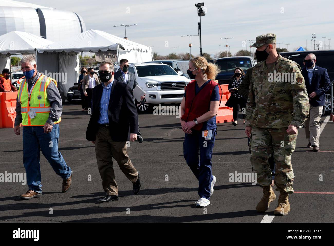 Alan Clark, Direttore della Divisione Arizona di Gestione delle emergenze, David L. Norquist, Vice Segretario della Difesa, Dr. Cara Christ, Direttore del Dipartimento Arizona dei servizi sanitari, e Briga. Il Gen. Troy Daniels, Vice Adjutant Generale per la Guardia Nazionale Arizona, ha visitato una corsa di stato, l'Agenzia federale di gestione delle emergenze ha sostenuto, COVID-19 impianto di distribuzione delle vaccinazioni a Glendale, Ariz., 29 gennaio 2021. La valutazione del sito ha raccolto Best practice e feedback da parte di esperti in loco per supportare ulteriormente un approccio governativo per combattere la pandemia.(U .S.. Aria Foto Stock