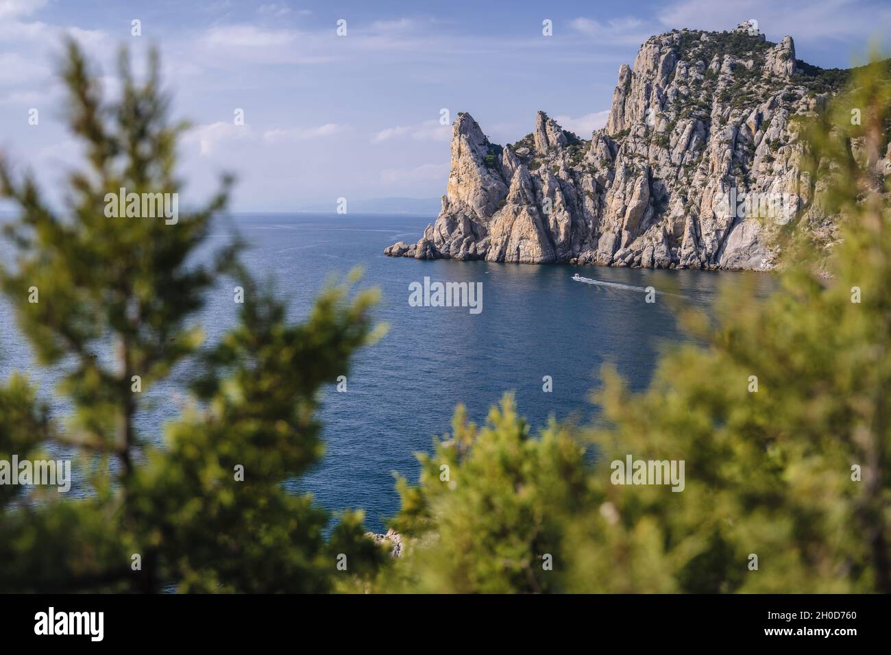 Vista panoramica sul monte Karaul-Oba e sulla baia blu in Crimea, località New Light, Federazione Russa. Foto Stock