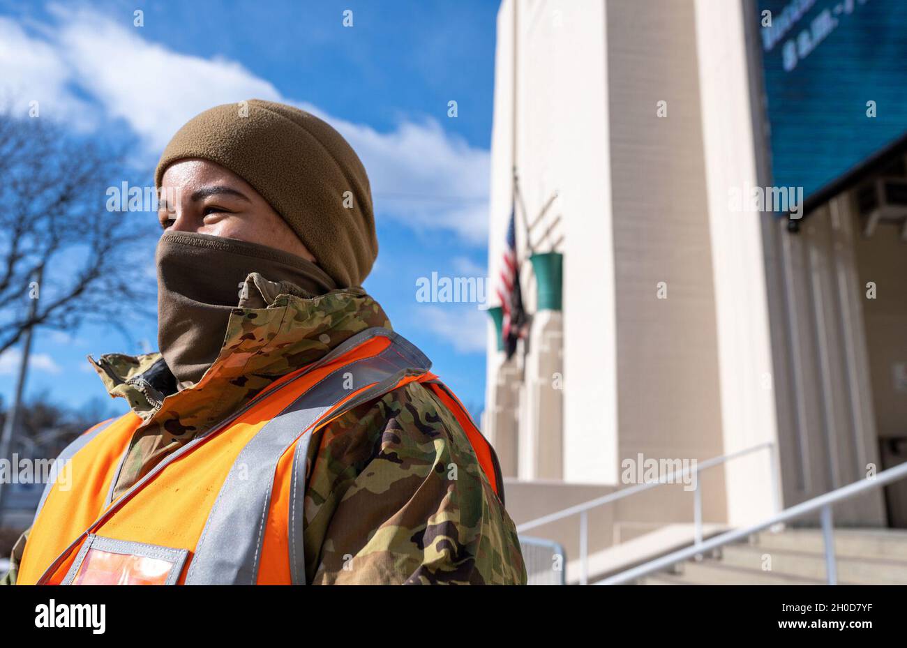 SPC dell'esercito degli Stati Uniti. Amanda Matos, un ingegnere di combattimento assegnato alla Società Un 152o Battaglione Ingegnere Brigata, 27o Team di combattimento Brigata Fanteria, 42o Divisione Fanteria, aiuta a controllare il flusso di traffico dei residenti idonei, A sostegno degli sforzi dello Stato per fornire vaccinazioni COVID-19 di massa somministrate dal Dipartimento della Salute della Contea di Westchester al Westchester Country Center di White Plains, New York, 29 gennaio 2021. La Guardia Nazionale ha centinaia di guardiani e donne dislocati nei siti di vaccinazione per sostenere personale e operazioni. Il Dipartimento di Sanità dello Stato di New York conduce vac Foto Stock