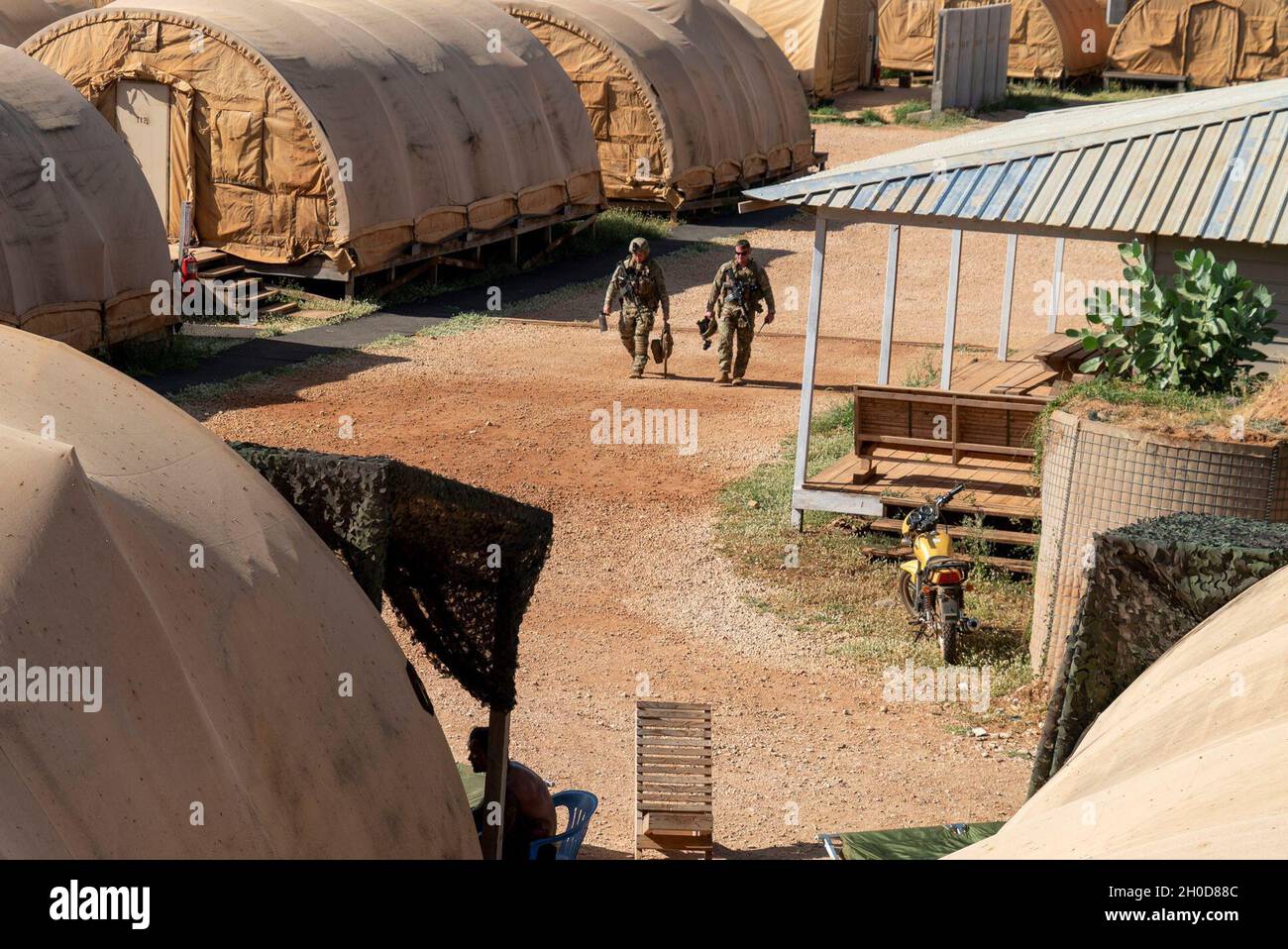 Membri del servizio degli Stati Uniti che camminano fino al loro posto in Somalia 29 gennaio 2021. Le forze dell'AFRICOM continuano a formare, consigliare e sostenere i somali e altri partner dell'Africa orientale nella loro lotta contro l'estremismo violento. Foto Stock