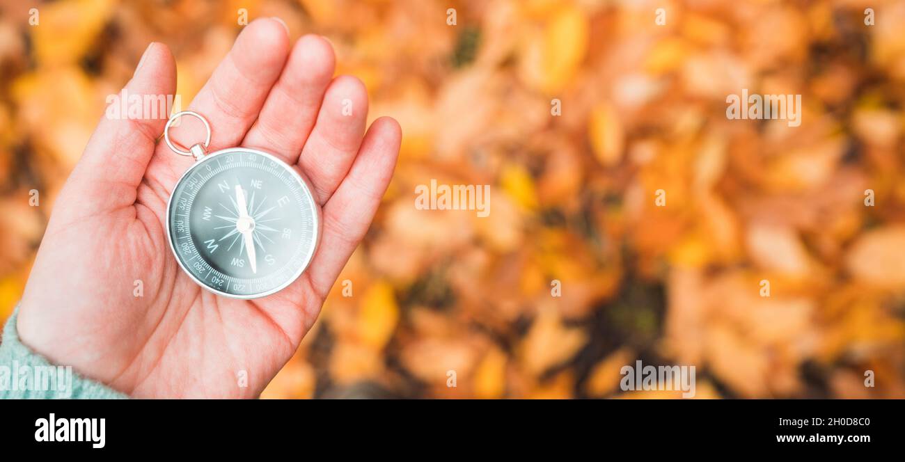 Bussola giaceva a portata di mano nella foresta autunnale. Messa a fuoco selettiva. Scatto dall'alto. Punto di vista. Foto Stock