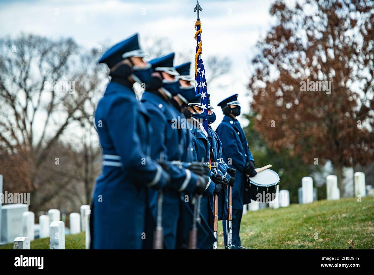 La Guardia d'onore dell'Aeronautica militare degli Stati Uniti, un batterista e un bugler della U.S. Air Force Band, e il reggimento di fanteria degli Stati uniti 3d (la vecchia Guardia) Caisson Platoon condotto onorificenze funebri militari modificate con scorta funebre per U.S. Air Force Lt. Gen. (Ret.) Brent Scowcroft nella Sezione 30 del cimitero nazionale di Arlington, Arlington, Virginia, 29 gennaio 2021. Scowcroft, laureato nel 1947 presso l'accademia militare degli Stati Uniti a West Point, ha servito la nostra nazione in uniforme dal 1947 fino a quando si è ritirato come un Gen. Di Lt. Nel 1975. Fu il nono e il diciassettesimo servizio di sicurezza nazionale sotto gli ex presidenti Gerald R. Ford e Geor Foto Stock